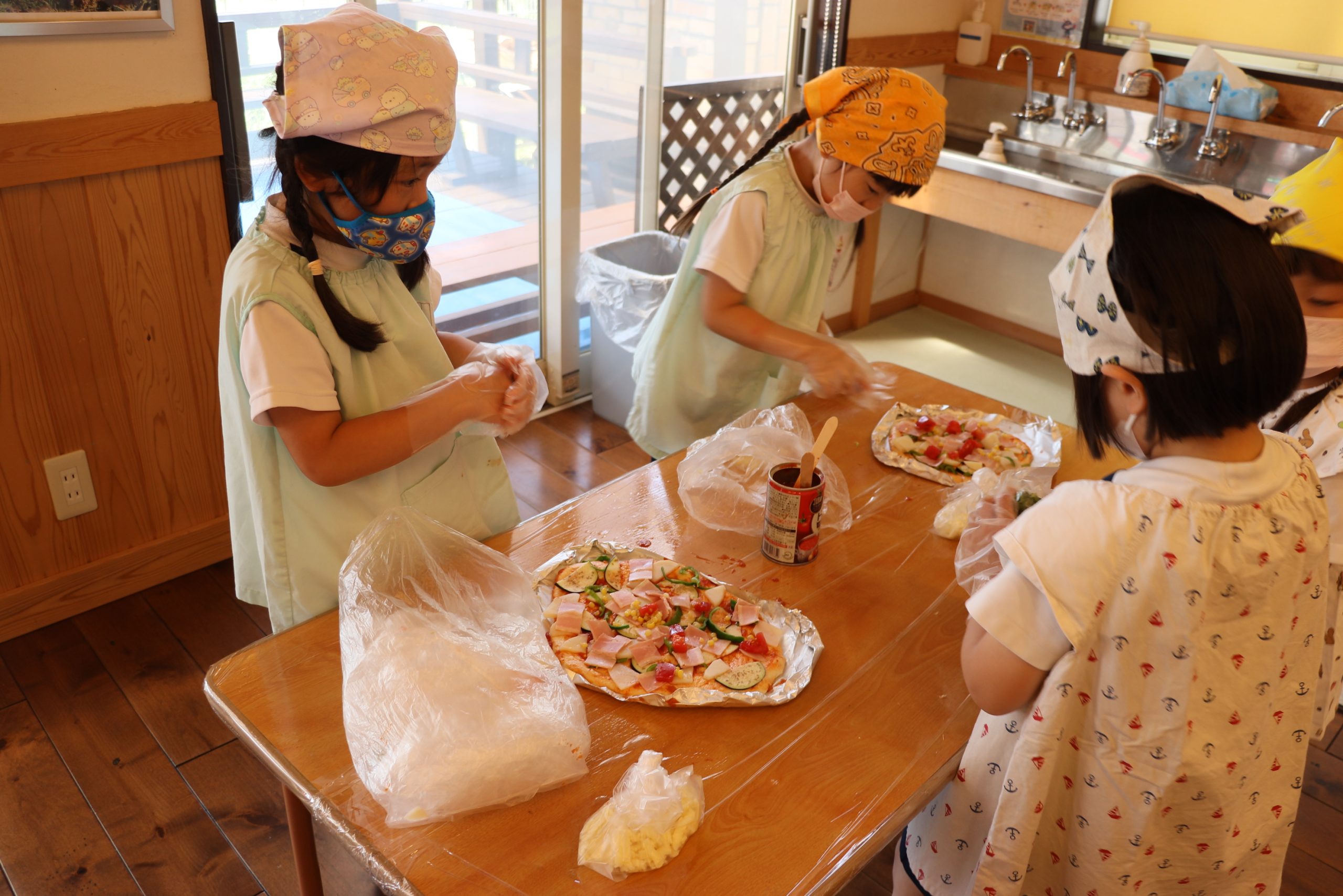 年長組】ピザづくり～ピザ窯で手作りピザを焼きました～ – 学校法人円